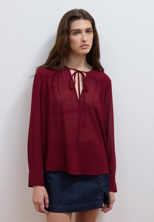 Les Copains, REGULAR-FIT BLOUSE WITH V-NECK AND TIE DETAIL - Blusa - claret red