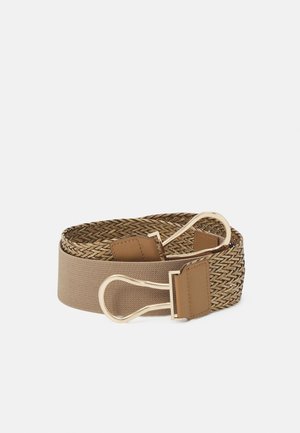 Ceinture tissée beige avec des accents en cuir et une boucle anneau en métal doré, enroulée sur fond blanc.