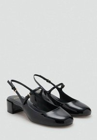 Černé lakované slingback boty se čtveratou špičkou, nízkým blokovým podpatkem, nastavitelným páskem a zlatými kovovými akcenty.