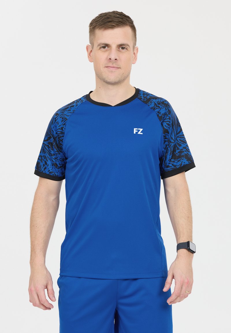 Blå sporttröja med kontrasterande svarta mönstrade ärmar, kortärmad, v-ringad design och tryckt "FZ"-logotyp på framsidan.