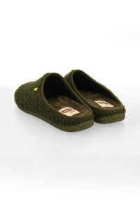 Chaussons vert olive en polaire texturée avec une doublure intérieure douce ; design à enfiler avec une semelle en caoutchouc et un petit détail de logo.