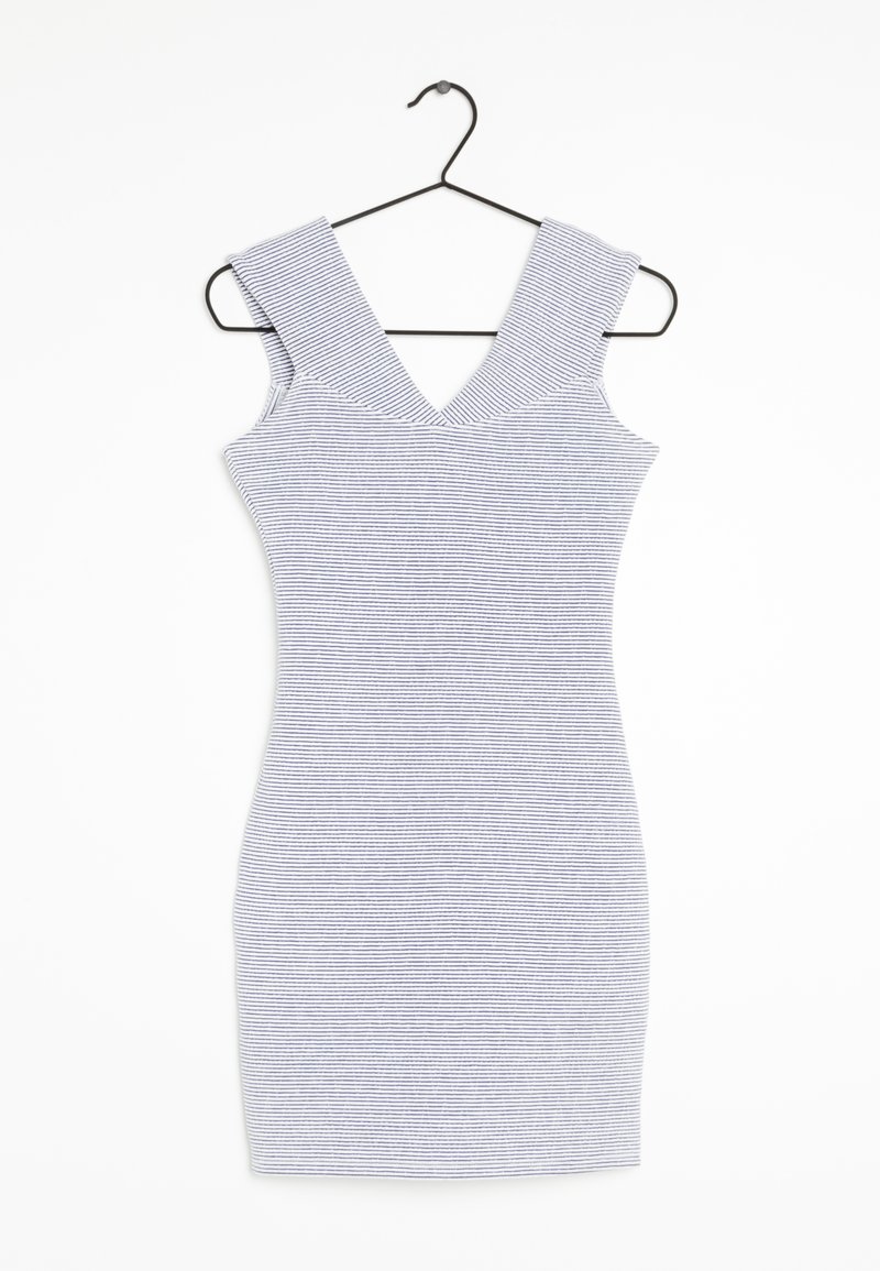 Ribattu bodycon mekko vaaleansinisestä ja valkoisesta, jossa on V-pääntie ja leveät olkaimet. Valmistettu joustavasta kankaasta.