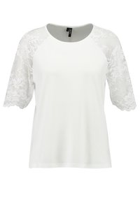 Vit t-shirt med spets korta ärmar, rund hals och mjukt tyg. Spetsen har blommönster och vågiga kanter för en texturerad look.