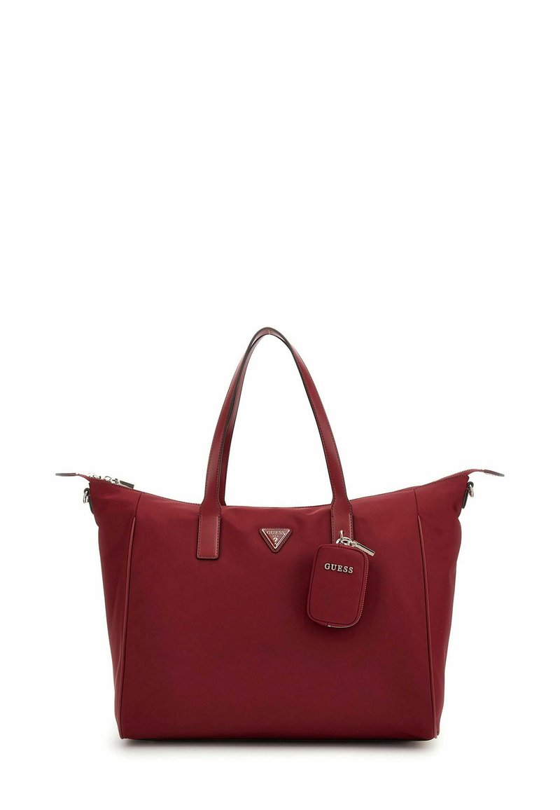 Bolso tote rojo hecho de material sintético con dos asas, cierre de cremallera, logo triangular y una etiqueta desmontable. Textura suave.