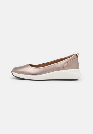 Clarks Unstructured Czółenka na koturnie