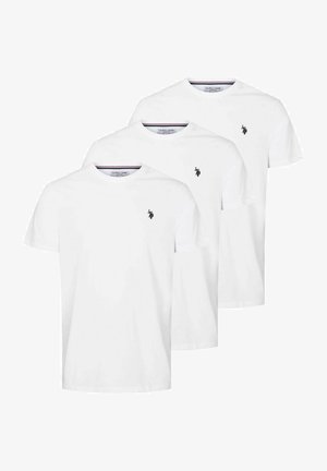 Trei tricouri albe cu guler rotund, realizate din bumbac. Fiecare are un mic logo negru pe pieptul stâng și are mâneci scurte.