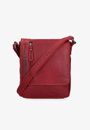 Rote Leder-Umhängetasche mit vorderer Reißverschlusstasche und verstellbarem Schulterriemen mit eingeprägtem Markennamen, quadratischer Form und Klappverschluss.
