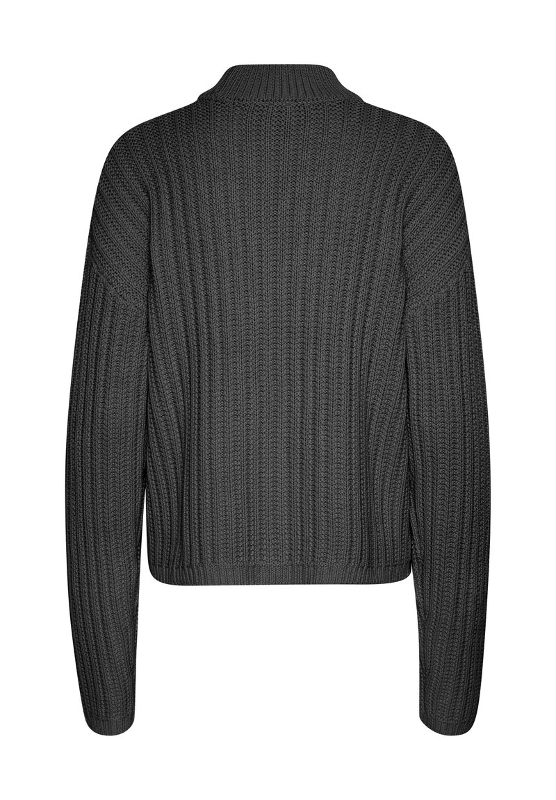 Ciemnoszary sweter z dzianiny o prążkowanej fakturze, krótkim kroju i kołnierzem czółenowym. Posiada długie rękawy i dopasowany ściągacz.