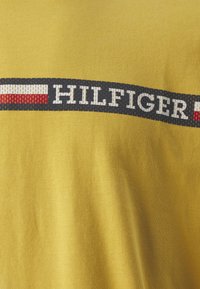 Tommy Hilfiger CHEST STRIPE TEE - Trükipildiga T-särk - city yellow