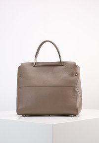 Borsa a mano in pelle marrone con finitura texture, design strutturato, manici corti e arrotondati, e dettaglio di cucitura visibile lungo la parte frontale.