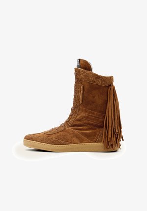 Bruine suède hoge sneakerlaars met veters, franjes aan de achterkant van de hiel en rubberen zool, gezien vanaf de buitenkant op een witte achtergrond.