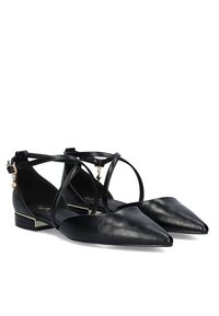 Bailarinas de cuero negro con punta afilada, tiras entrelazadas y acentos dorados en el tacón. Textura suave con elementos de diseño minimalista.
