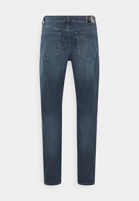 Vaqueros de mezclilla azul oscuro con un diseño de pierna recta, cinco bolsillos y una etiqueta con el logo de CK en la cinturilla. Textura suave y desvanecimiento mínimo.