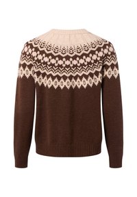 Brauner Strickpullover mit beigen, rosa und dunkelbraunen, nordisch inspirierten geometrischen Mustern über dem Schulterbereich und den oberen Ärmeln.