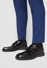 HUGO IKER DERB - Stringate - black