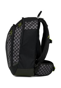 Sac à dos noir et gris à carreaux fabriqué en tissu durable, avec des bretelles ajustables et une poche latérale. Le design inclut des accents de base renforcés.