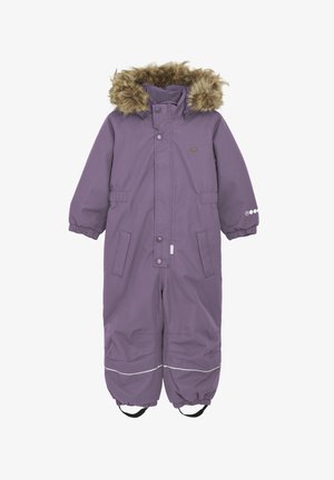 Lila einteiliger Schneanzug mit einer mit Kunstfell gefütterten Kapuze, elastischen Bündchen, Fronttaschen und reflektierenden Streifen an den Knöcheln. Glatte Textur.