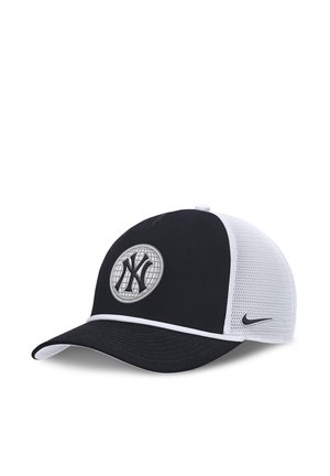 Cappellino da baseball in mesh bianco e nero con logo circolare dei New York Yankees sul davanti e piccolo swoosh nero Nike sul pannello laterale.
