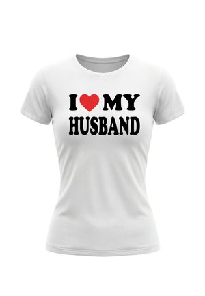 Weißes eng anliegendes T-Shirt mit dem Text "I [rotes Herz] MEINEN EHEMANN" in fetten schwarzen Buchstaben auf der Vorderseite.