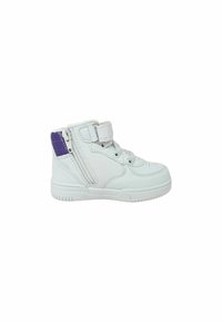 Scarpa alta bianca in pelle sintetica texturizzata, con un accentuazione viola sul tallone, due fasce in Velcro e suola in gomma.