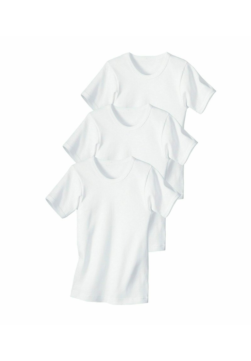Drie witte katoenen t-shirts, met korte mouwen, met een ronde halslijn en een gladde textuur, keurig in een rij gestapeld.