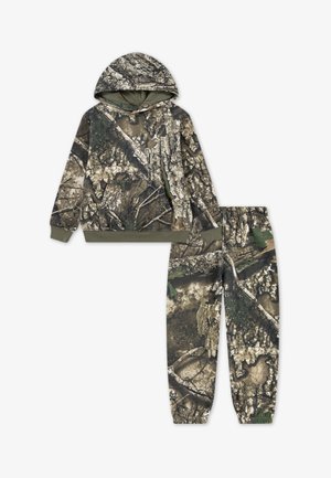 Camo hoodie en joggers set in aardetinten, met patronen van boomschors en loofbomen, gemaakt van zachte stof met ribbelmanchetten.