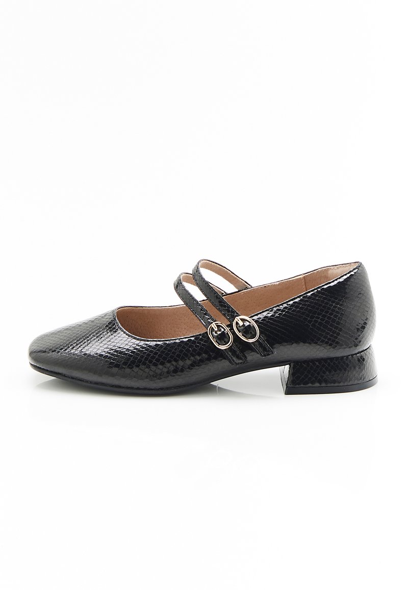 Zapatos Mary Jane de charol negro con un patrón de piel de serpiente texturizado, que presentan dos tiras delgadas y hebillas plateadas redondas en un tacón bajo.