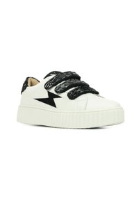 Sneaker in pelle bianca con suola bianca testurizzata, design di stella nera sul lato e lacci spessi neri scintillanti.