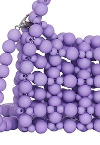 Accessorio viola in perline composto da perle sferiche opache di varie dimensioni, dotato di una chiusura in metallo. La superficie è liscia e uniforme.