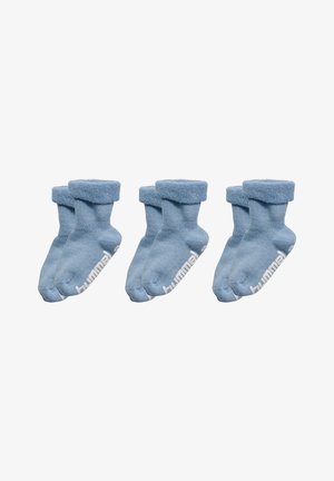 Lichtblauwe katoenen sokken met een omgevouwen boordontwerp en witte merkopdruk aan de zijkant. Zachte textuur; drie paar naast elkaar weergegeven.