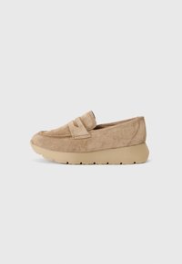 Mocassins en suede beige avec un bout rond, une semelle plate de couleur claire et une sangle décorative sur le dessus. Design simple.