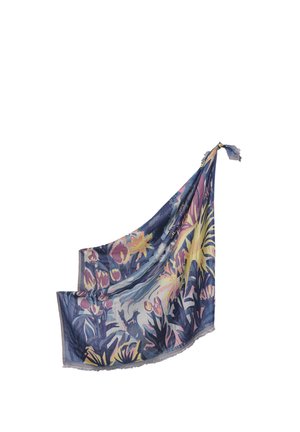 Écharpe en soie avec un motif floral dans des tons pastel rose, jaune et bleu, pliée et suspendue par un coin sur fond blanc.