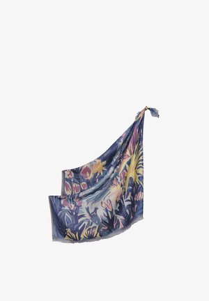 Écharpe en soie avec un motif floral dans des tons pastel rose, jaune et bleu, pliée et suspendue par un coin sur fond blanc.