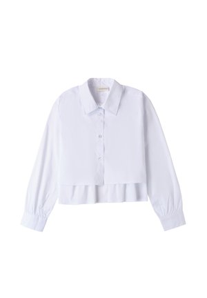 Blouse blanche cropped avec manches longues, fermeture à boutons sur le devant et ourlet plissé. Tissu lisse avec un col classique et des poignets ajustés.