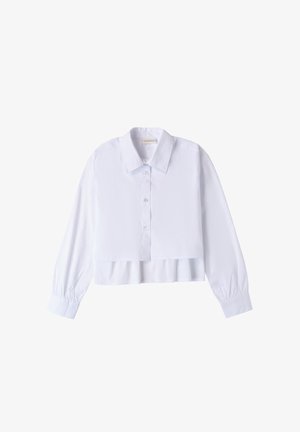 Blusa bianca corta con maniche lunghe, chiusura a bottoni e orlo plissettato. Tessuto liscio con colletto classico e polsini aderenti.