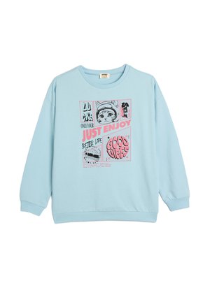Jasnoniebieska bluza z długim rękawem, z graficznym nadrukiem z przodu w kolorze różowym i czarnym, zawierającym tekst i ilustracje.