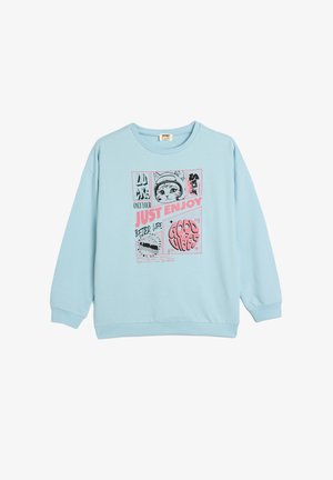 Lyseblå sweatshirt med lange ærmer, prydet med et grafisk tryk på forsiden i pink og sort, som inkluderer tekst og illustrationer.
