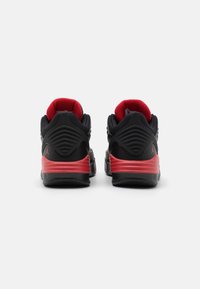 Jordan JORDAN MAX AURA 5 UNISEX - Basketsko - black/university red/black