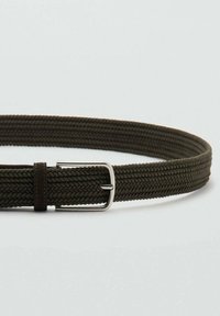 Geflochtener grüner Gürtel aus strukturiertem Stoff, mit einer silbernen Metallschnalle und einer Lederschlaufe zur Anpassung. Einfaches Design ohne Muster.