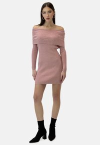 Rosa, geripptes Schulterfreies Kleid mit langen, eng anliegenden Ärmeln, figurbetonter Form und knielanger Länge, kombiniert mit schwarzen Stiefeletten.