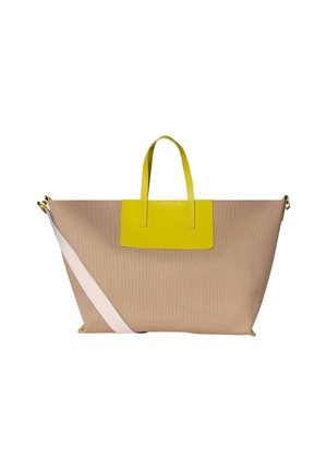 Stor beige tote-taske med gule håndtag og rektangulært gult mærke foran, med en hvid skulderrem diagonalt over den ene side.