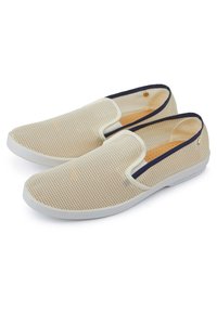 Beige mesh instappers met een witte rubberen zool. Marineblauwe rand rond de opening. Gladde binnenkant met geperforeerde details voor ademend vermogen.
