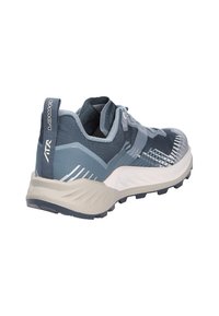 Scarpa da trekking bassa blu e grigia con suola bianca, battistrada dettagliato e linguetta con marchio, vista da un angolo posteriore laterale.