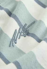 Neselectat, mineral stripe