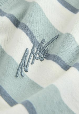 Pruhovaná látka s prekladanými svetlomodrými a bielymi farbami. Vyšívané logo modrou niťou na povrchu látky. Jemná textúra.