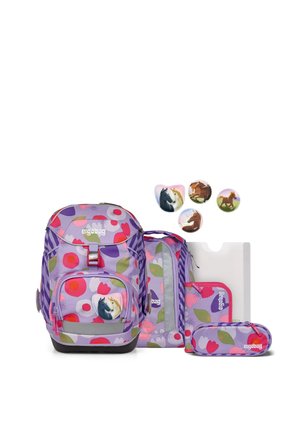 Juego de mochila morada con patrón floral, que incluye una mochila, estuche para lápices y organizador. Presenta acentos redondeados y herrajes en gris.