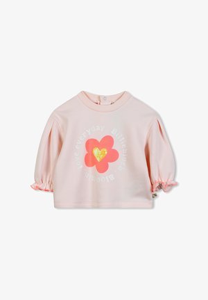 Roze katoenen top met pofmouwen, met een bloemenontwerp en een geglitterd hart. Tekst "hou elke dag van je" in een cirkelvormige opstelling.