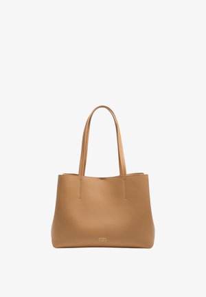 Kožená kabelka farby tan s dvoma ramennými popruhmi a nenápadným logom značky „Bimba Y Lola“ na prednej strane.