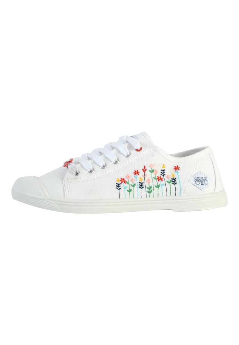 Baskets en toile blanches avec broderies florales en rouge, rose, jaune et vert. Présentent un embout en caoutchouc blanc et des œillets avec des lacets ronds.