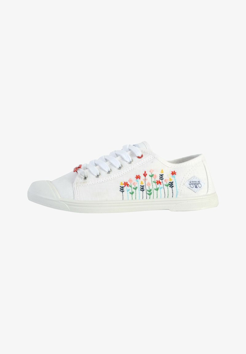 Witte canvas sneakers met bloemende borduursels in rood, roze, geel en groen. Heeft een witte rubberen teenkap en veteroogjes met ronde veters.
